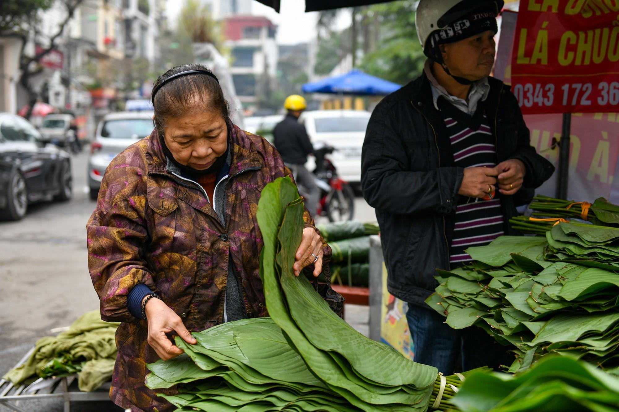 Ngoài lá dong, lạt gói bánh chưng thì có giá rẻ hơn nhiều chỉ 10.000 đồng một bó. Mỗi bó khoảng 100 cái lạt.