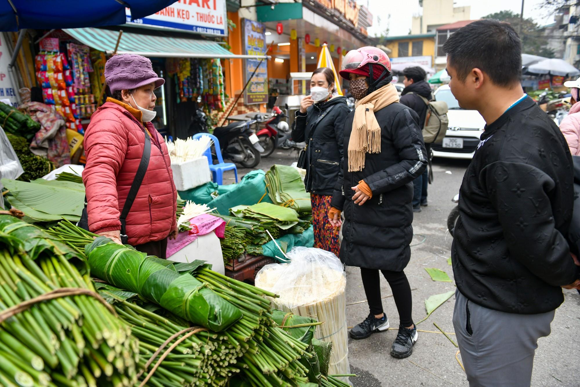 Lá dong quê thường được nhập từ Bình Lục (Hà Nam) được bán với giá 50.000-70.000 đồng/bó/40 lá.