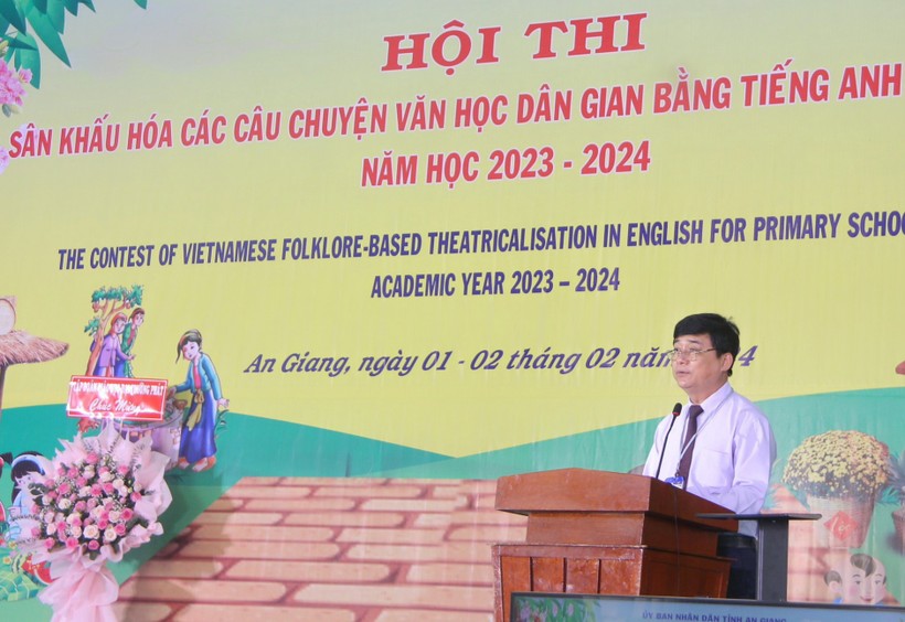 Ông Nguyễn Quốc Khanh - Phó Giám đốc Sở GD&ĐT An Giang phát biểu khai mạc hội thi.