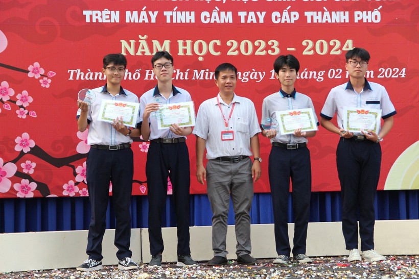 Trường THPT Bình Phú tuyên dương các học sinh.