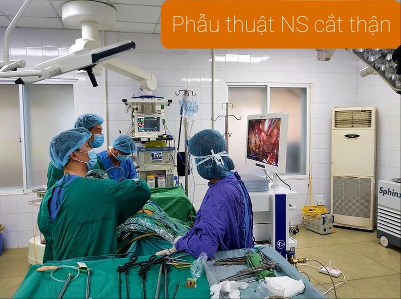 BS Dũng phẫu thuật nội soi cho bệnh nhân.