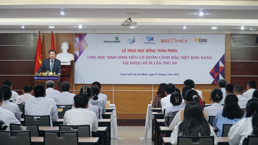 PGS. TS Nguyễn Minh Tâm, Phó Giám đốc Đại học Quốc gia TPHCM chia sẻ với học sinh, sinh viên nhận học bổng. Ảnh: M.Q.