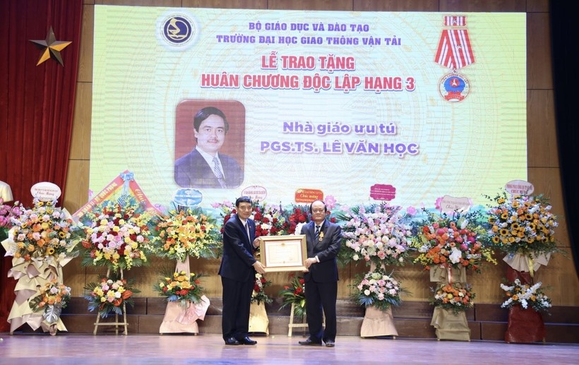 Ông Nguyễn Đắc Vinh, Chủ nhiệm Ủy ban Văn hóa, Giáo dục Quốc hội trao Huân chương Độc lập hạng Ba cho NGƯT Lê Văn Học, nguyên Hiệu trường nhà trường.