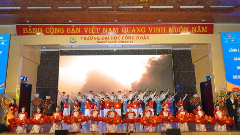 Văn nghệ chào mừng.