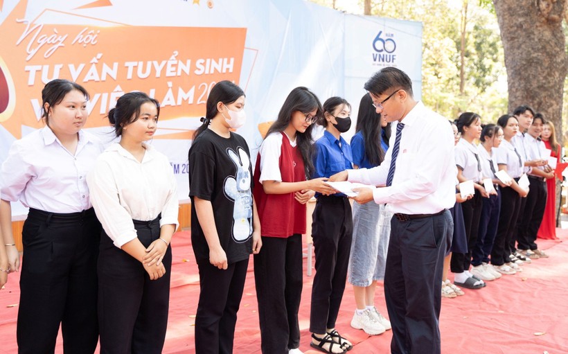 VNUF2 trao học bổng tiếp sức đến trường cho các em học sinh có hoàn cảnh khó khăn.