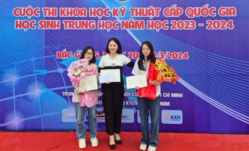 Học sinh THPT chuyên Lê Quý Đôn (Lai Châu) tại Lễ trao giải Cuộc thi Khoa học kỹ thuật cấp quốc gia học sinh trung học năm học 2023 – 2024. Ảnh: Hà Thuận