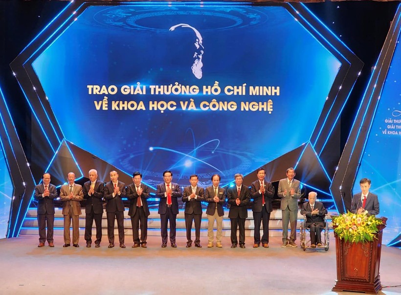 Nhóm tác giả GS.TS Cao Ngọc Thành (thứ 4 từ phải qua) nhận Giải thưởng Hồ Chí Minh 2022.