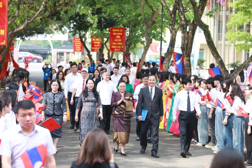 Các đại biểu khách mời tới dự buổi lễ trong sự chào đón nồng nhiệt từ các em học sinh Việt Nam và Lào tại trường.