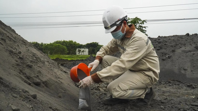 Đoàn kiểm tra thuê đơn vị quan trắc, lấy mẫu kiểm nghiệm, kết quả không có chất thải độc hại.