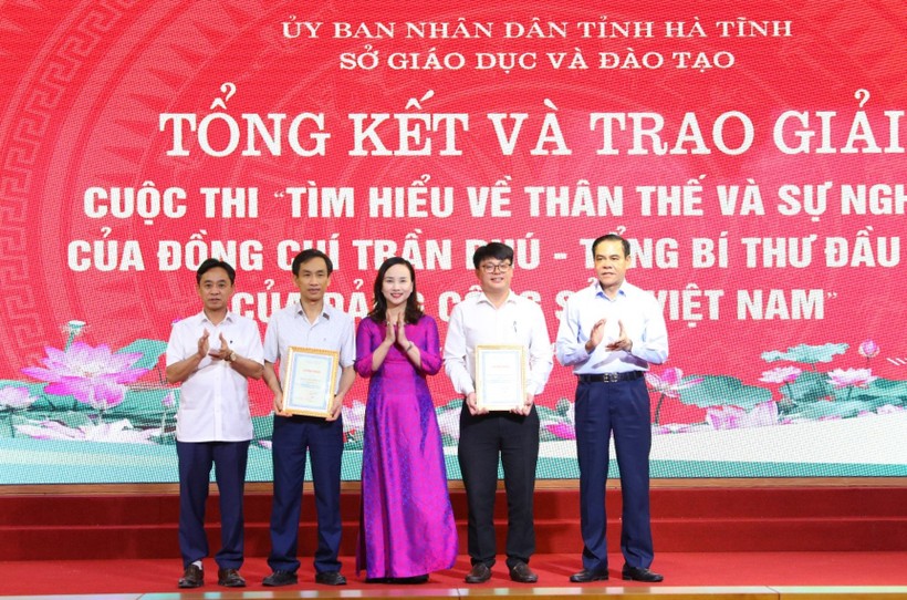 Phó Bí thư Thường trực Tỉnh ủy Hà Tĩnh Trần Thế Dũng, Chủ tịch UBND tỉnh Hà Tĩnh Võ Trọng Hải và Giám đốc Sở GD&ĐT Hà Tĩnh Đặng Thị Quỳnh Diệp trao giải nhất cho tập thể cho Trường THPT Nghi Xuân và Phòng GD&ĐT huyện Nghi Xuân.