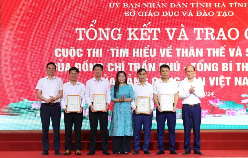 Ban tổ chức trao 4 giải Nhì cho các đơn vị tham gia.