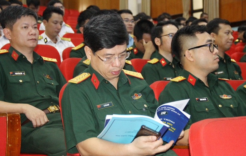 Các nhà khoa học tham dự hội thảo.