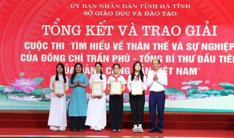 Ban tổ chức cuộc thi trao 4 giải Nhất cho các thí sinh.