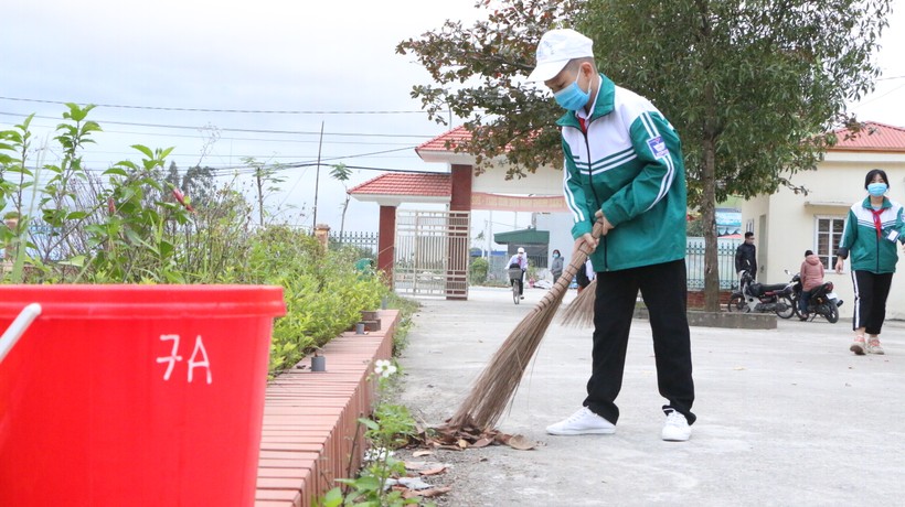 Học sinh Trường THCS Duy Hải (TX. Duy Tiên, tỉnh Hà Nam) quét dọn vệ sinh sân trường hàng ngày.