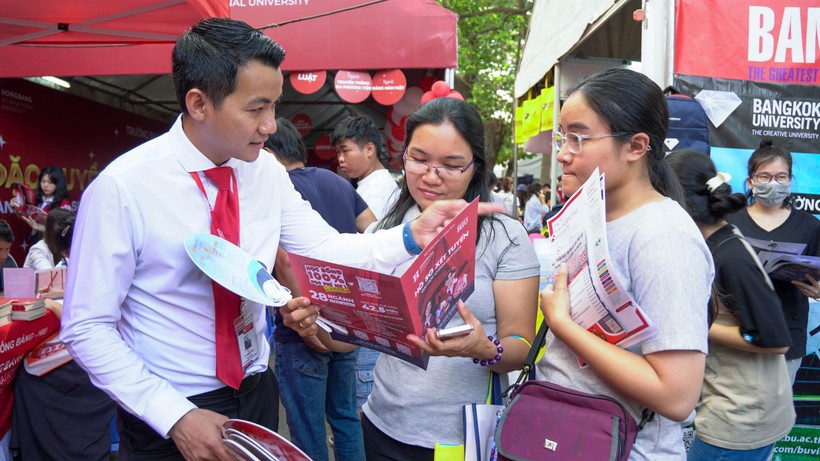 Các thí sinh tìm hiểu về phương thức xét tuyển sớm vào HIU tại ngày hội tư vấn tuyển sinh