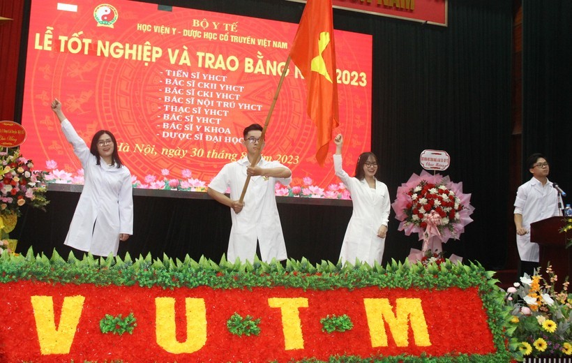 Đại diện các tân tiến sĩ, thạc sĩ, bác sĩ chuyên khoa II, chuyên khoa I, bác sĩ nội trú, bác sĩ và dược sĩ tuyên thệ trong buổi lễ tốt nghiệp do Học viện Y – Dược học cổ truyền Việt Nam tổ chức.