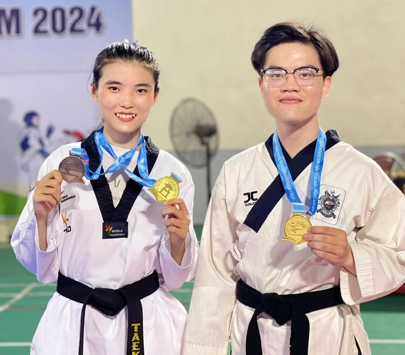 Hai vận động viên đội tuyển Taekwondo Trường ĐH Trà Vinh đoạt huy chương vàng.