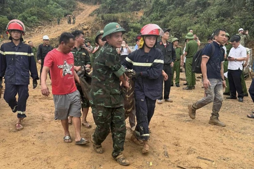 Lực lượng chức năng ứng cứu, đưa các nạn nhân ra khỏi hiện trường vụ sạt lở.