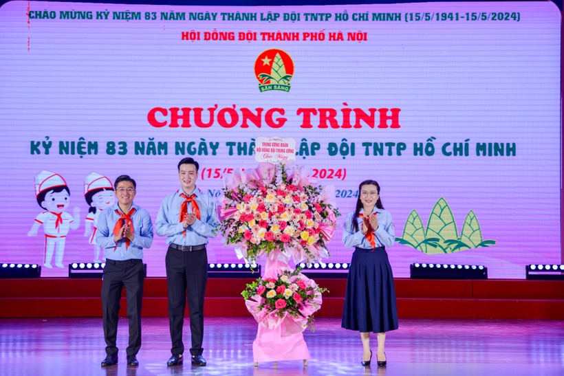 Chị Nguyễn Phạm Duy Trang - Bí thư T.Ư Đoàn, Chủ tịch Hội đồng Đội T.Ư tặng hoa chúc mừng Hội đồng Đội TP Hà Nội.