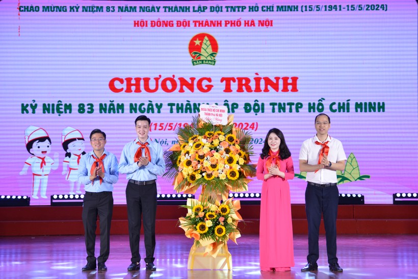 Thành Đoàn Hà Nội tặng hoa chúc mừng Hội đồng Đội TP Hà Nội.