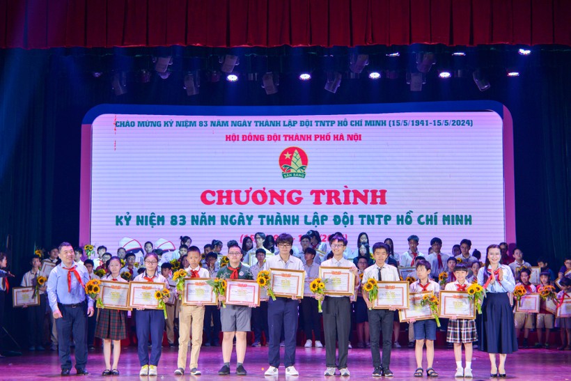 Bí thư Trung ương Đoàn, Chủ tịch Hội đồng Đội Trung ương Nguyễn Phạm Duy Trang và Phó Trưởng ban Tuyên giáo Thành ủy Hà Nội Đào Xuân Dũng trao giải Nhất cho thiếu nhi đoạt giải tại các cuộc thi.