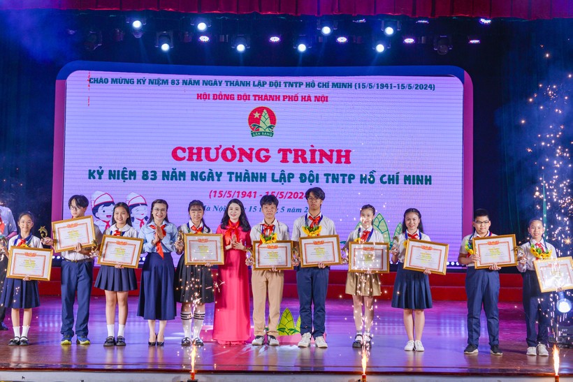 Bí thư T.Ư Đoàn, Chủ tịch Hội đồng Đội T.Ư Nguyễn Phạm Duy Trang và Bí thư Thành Đoàn Hà Nội Chu Hồng Minh trao tặng “Giải thưởng 15 tháng 5” cho thiếu nhi tiêu biểu.