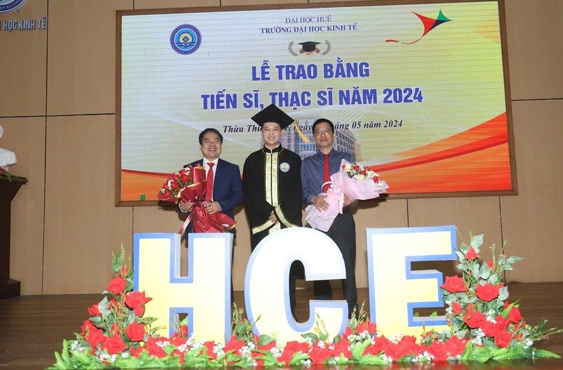 Trao bằng cho tân thạc sĩ.