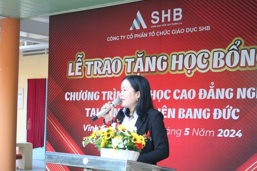 Bà Nguyễn Thị Thuê - Giám đốc tuyển sinh Văn phòng đại diện SHB Vĩnh Long phát biểu tại buổi trao học bổng.