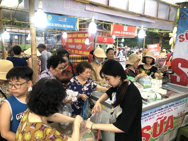 Ngay trong buổi sáng khai mạc, rất nhiều người dân đã đến Công viên văn hoá quận Đống Đa tham quan, mua sắm