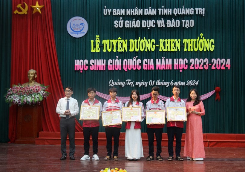 Lãnh đạo Sở GD&ĐT và Hội Khuyến học trao Bằng khen của UBND tỉnh và khen thưởng học sinh đạt giải Nhì.