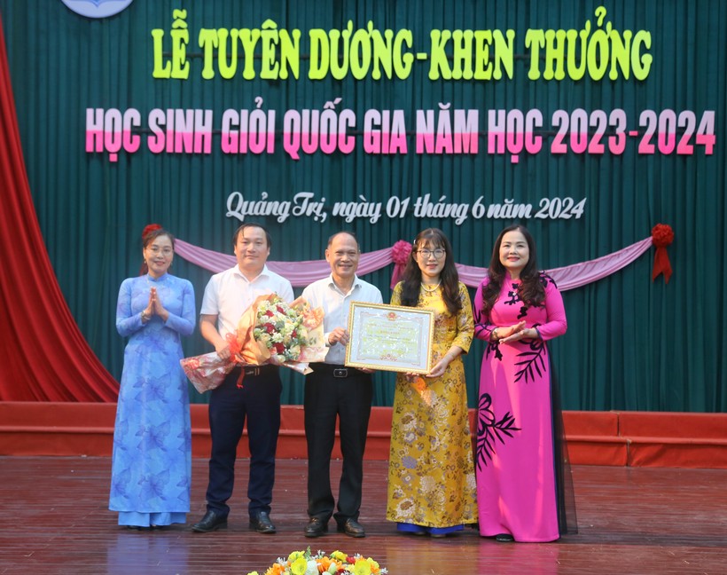 UBND tỉnh trao Bằng khen cho Trường THPT chuyên Lê Qúy Đôn.