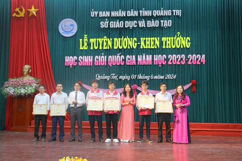 Lãnh đạo Sở GD&ĐT trao Bằng khen của UBND tỉnh tuyên dương các giáo viên, học sinh đạt thành tích trong cuộc thi KHKT.