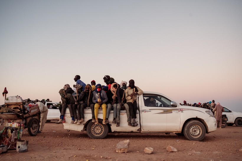 Xe chờ người di cư qua Agadez, Niger. Ảnh: Washington Post