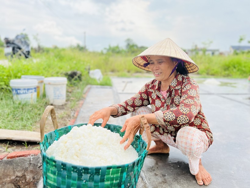 à Phạm Thị uông (66 tuổi, thôn Đại Phong, phường Bàng La) đang thu hoạch muối.