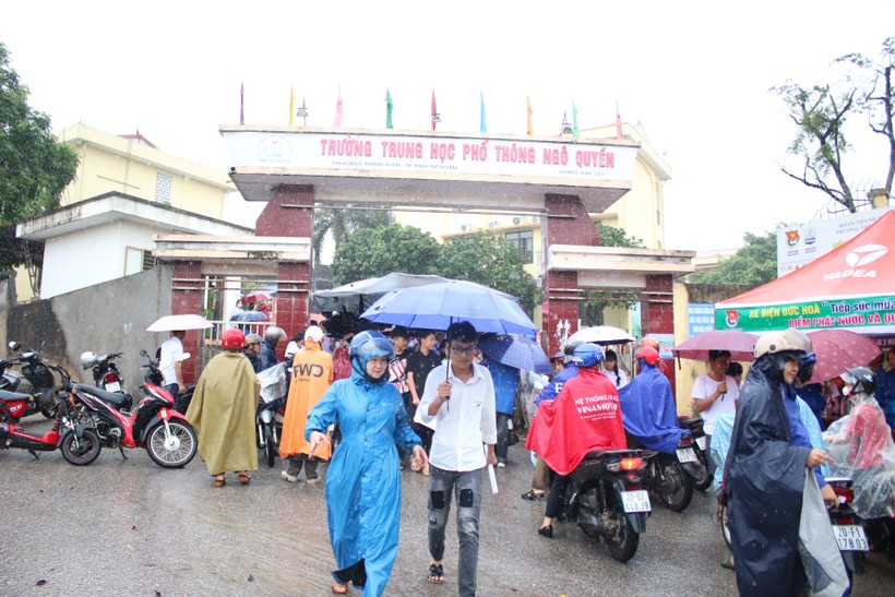 Kết thúc môn thi đầu tiên, các thí sinh Thái Nguyên với tâm lý thoải mái.