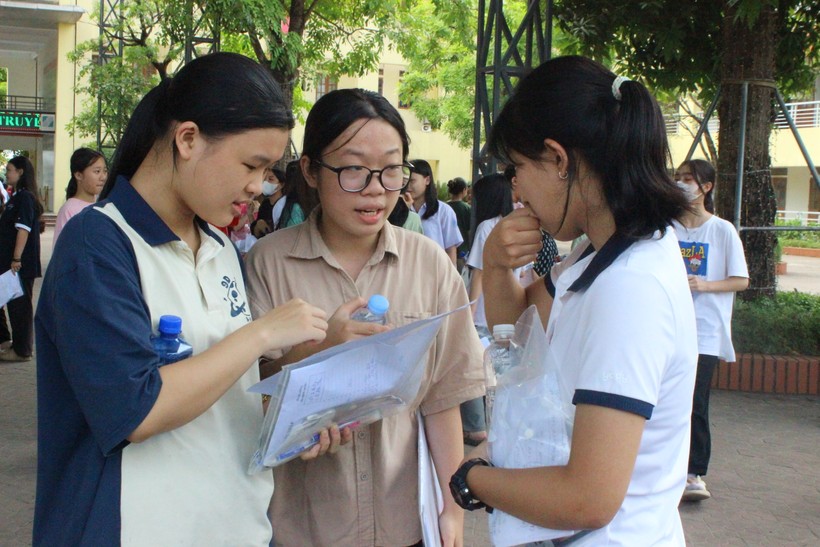 Thí sinh trao đổi bài sau khi kết thúc thi môn chuyên.