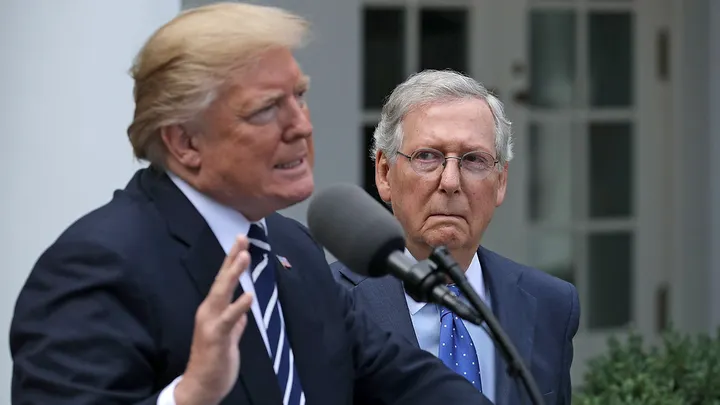 Ông Donald Trump khi còn là Tổng thống Mỹ và Lãnh đạo đa số Thượng viện Mitch McConnell.