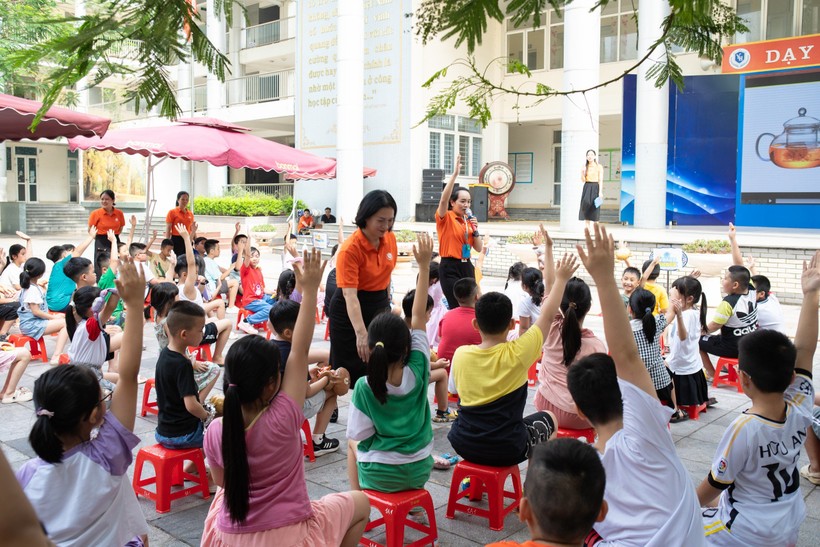 Cô trò trường Tiểu học Yên Hòa hân hoan khai mạc CLB hè.