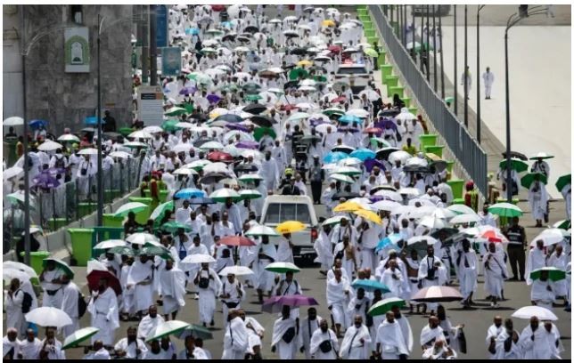 Người Hồi giáo trong cuộc hành hương Hajj hướng tới thánh địa Mecca