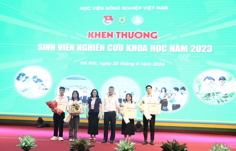 Nhiều sinh viên được vinh danh khen thưởng vì có thành tích trong nghiên cứu khoa học.