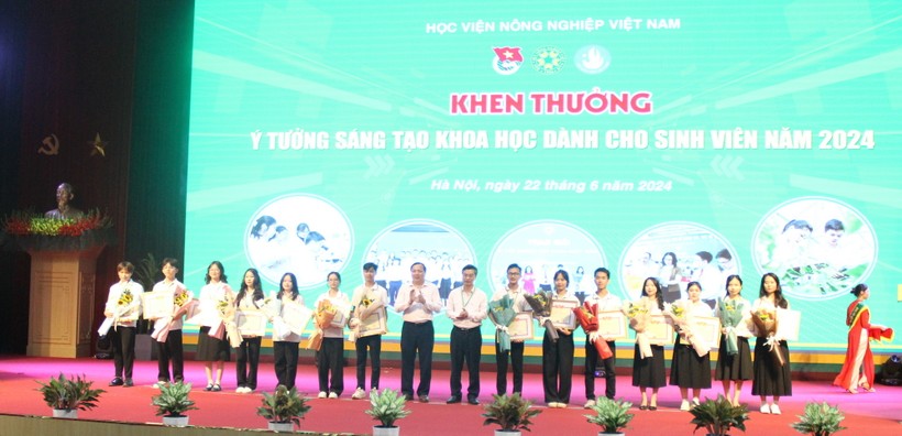 Đại diện Ban giám đốc Học viện Nông nghiệp Việt Nam trao giấy khen và tặng hoa, chúc mừng cho sinh viên có ý tưởng sáng tạo khoa học.