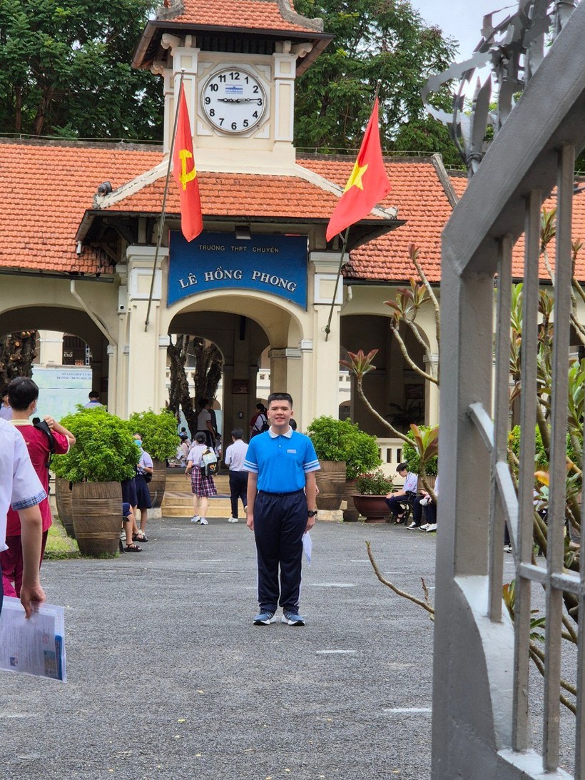 Lê Nguyễn Hoàng Nhật Đình tham dự Kỳ thi tuyển sinh lớp 10 tại Trường THPT chuyên Lê Hồng Phong (TPHCM).