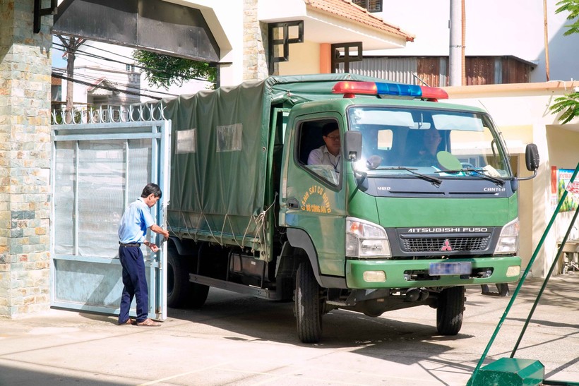 Xe chở đề thi đến điểm thi.