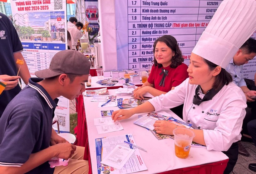 Trường Cao đẳng Du lịch Hà Nội tham gia “Ngày hội gắn kết giáo dục nghề nghiệp Thủ đô với thị trường lao động 2024” để quảng bá, tuyển sinh.