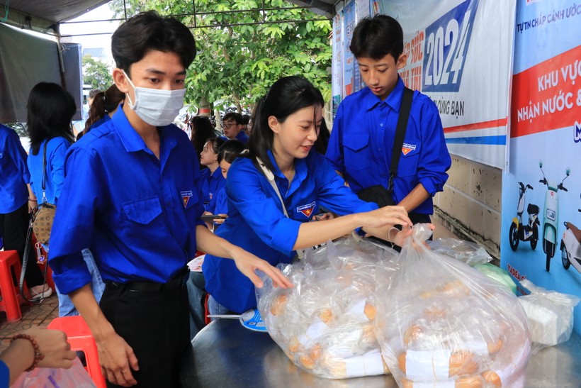 Chuẩn bị bánh mì hỗ trợ thí sinh.