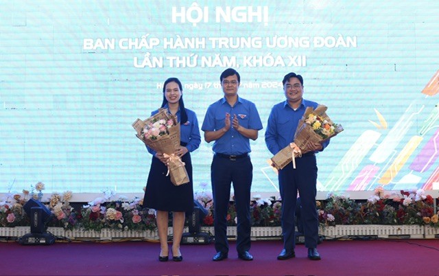 Đồng chí Bùi Quang Huy tặng hoa chúc mừng các đồng chí được bầu bổ sung vào Ban Thường vụ TƯ Đoàn khoá XII