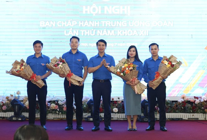 Đồng chí Nguyễn Ngọc Lương tặng hoa chúc mừng các đồng chí được bầu bổ sung vào BCH TƯ Đoàn khoá XII