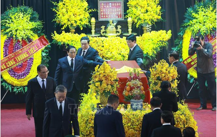 Lãnh đạo Đảng, Nhà nước đi quanh linh cữu lần cuối, tiễn biệt Tổng Bí thư Nguyễn Phú Trọng. Ảnh: TTXVN