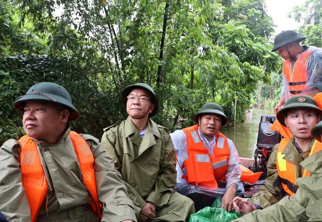 Phó Thủ tướng Lê Thành Long đi xuồng vào thôn Nhân Lý