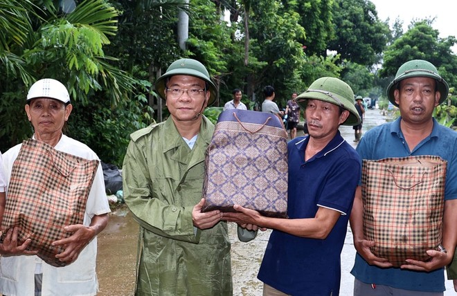 Phó Thủ tướng tặng quà cho người dân sống trong vùng lũ